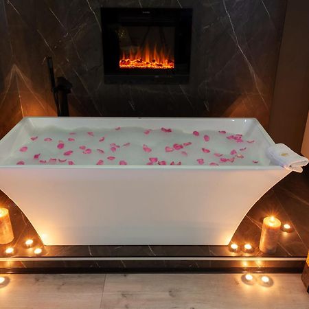 Royal Romantic Apartment With Bathtub Lviv Dış mekan fotoğraf