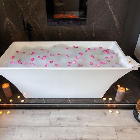 Royal Romantic Apartment With Bathtub Lviv Dış mekan fotoğraf