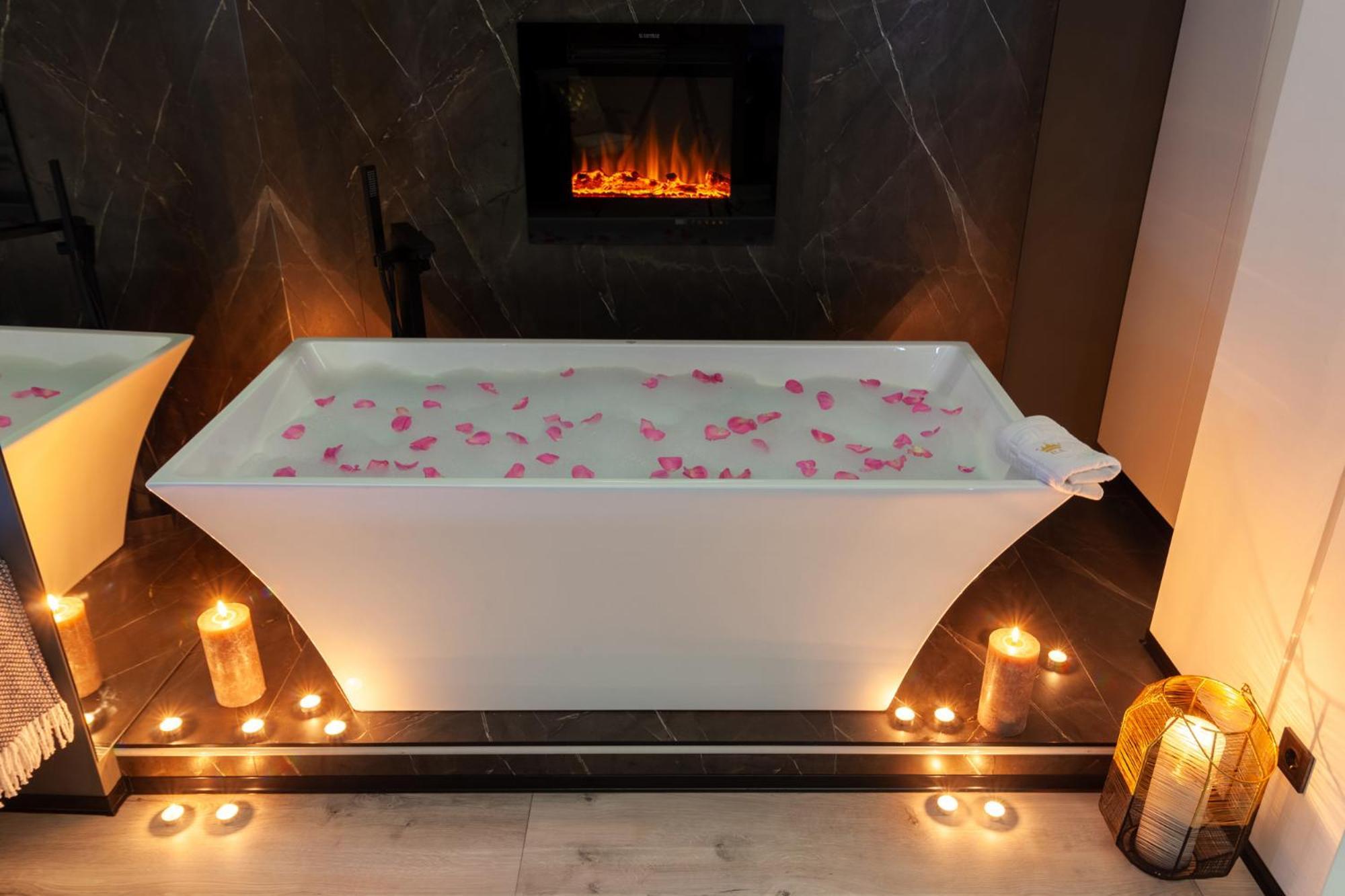 Royal Romantic Apartment With Bathtub Lviv Dış mekan fotoğraf