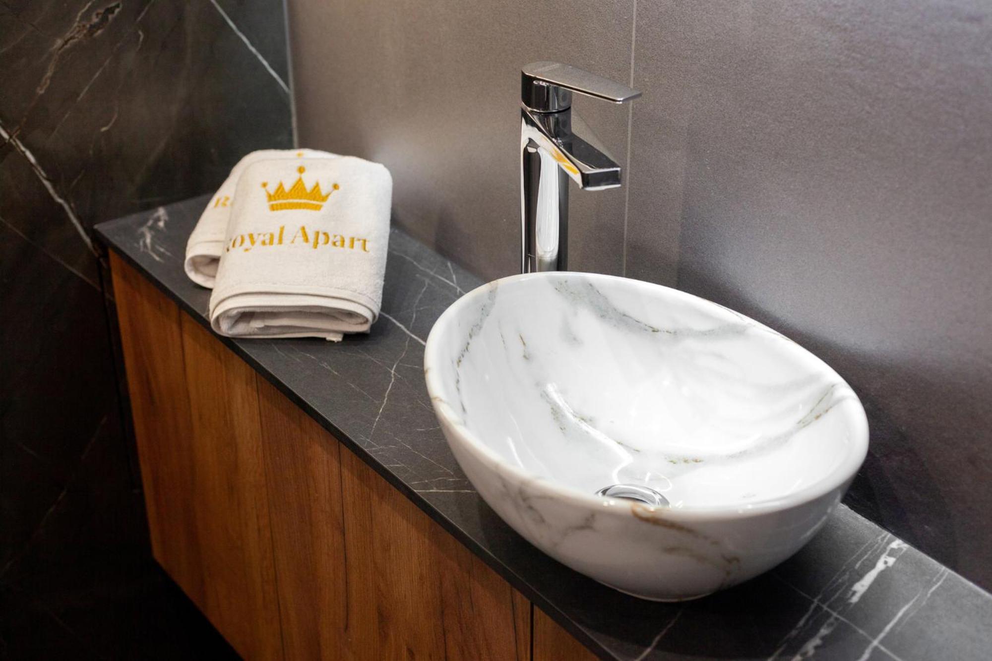 Royal Romantic Apartment With Bathtub Lviv Dış mekan fotoğraf