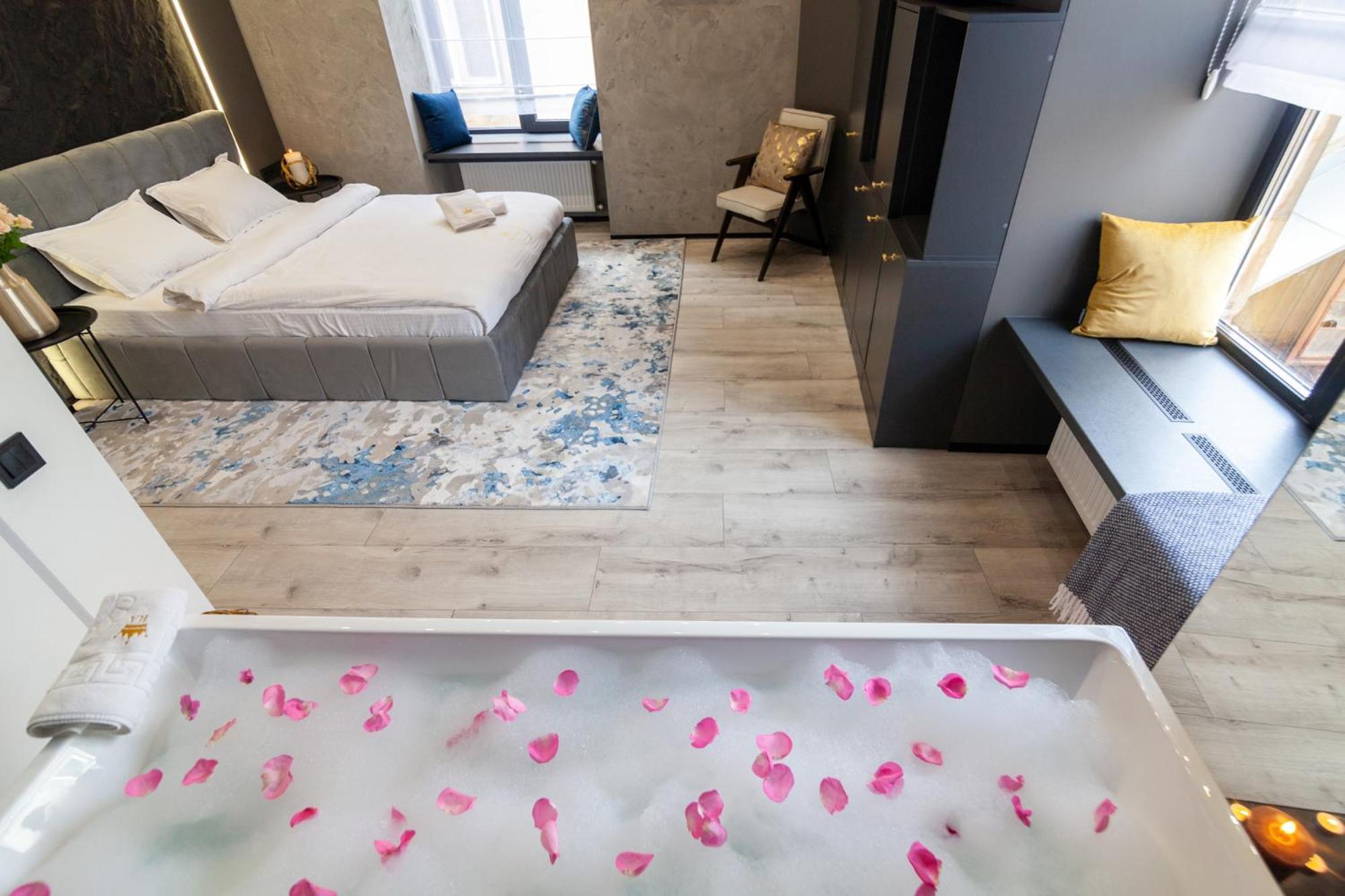 Royal Romantic Apartment With Bathtub Lviv Dış mekan fotoğraf