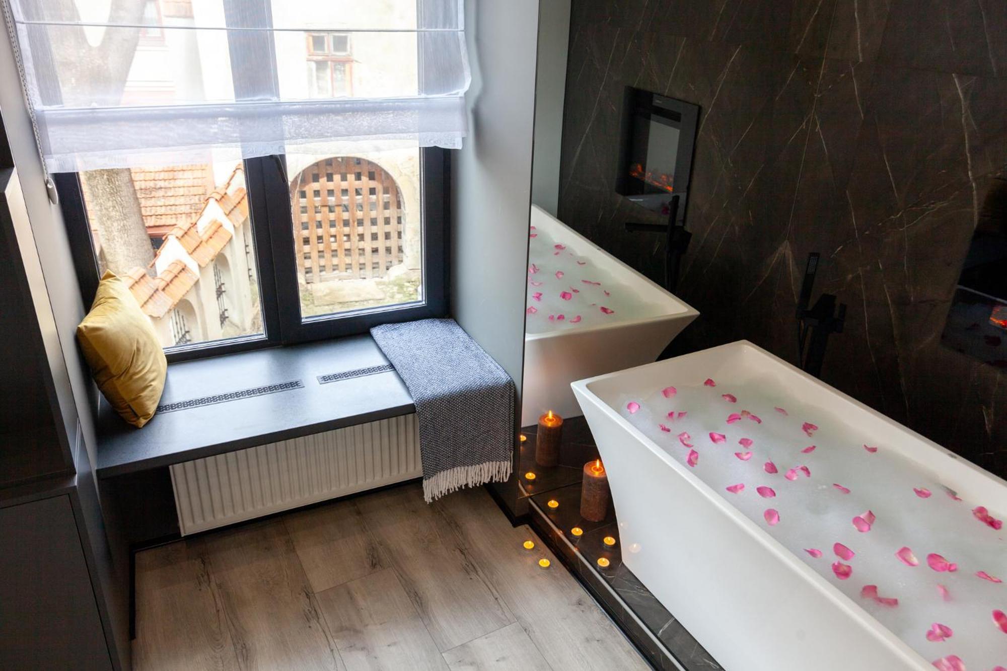 Royal Romantic Apartment With Bathtub Lviv Dış mekan fotoğraf