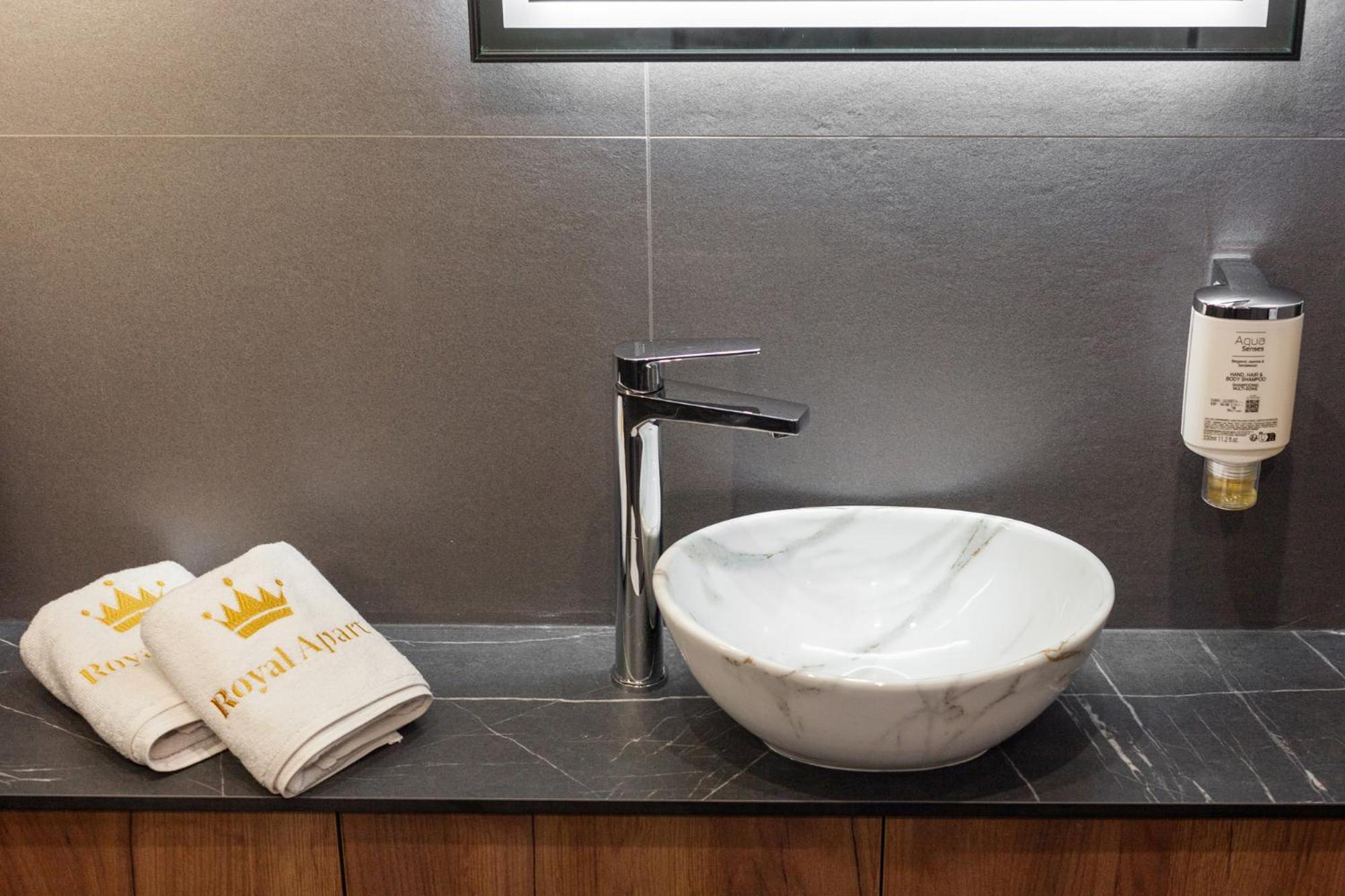 Royal Romantic Apartment With Bathtub Lviv Dış mekan fotoğraf