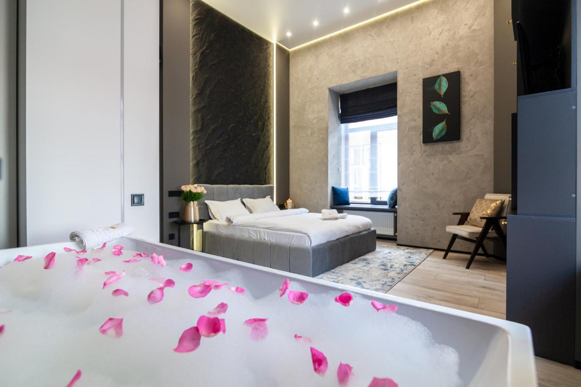 Royal Romantic Apartment With Bathtub Lviv Dış mekan fotoğraf